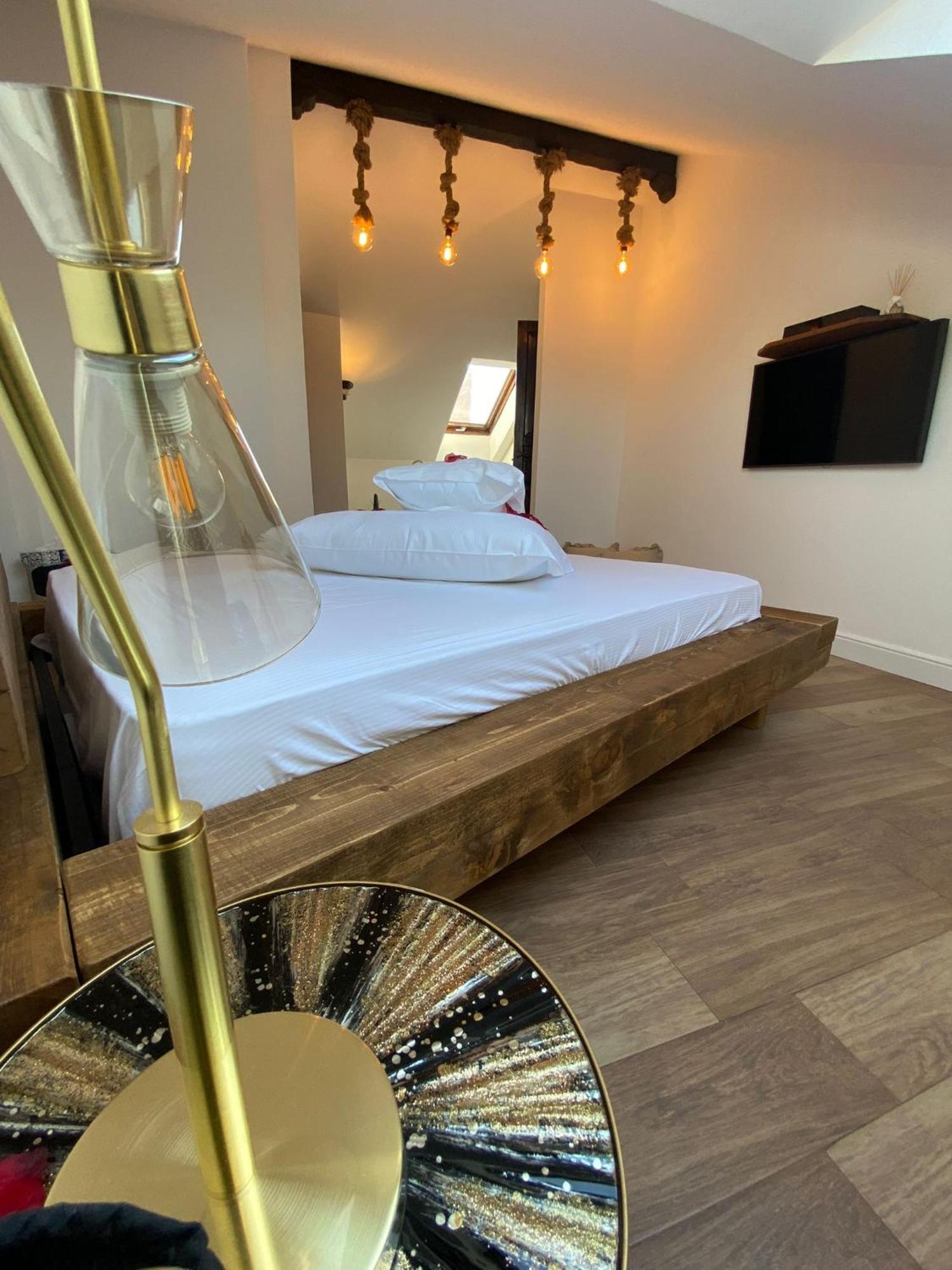 Domino Hotel Turin Bilik gambar